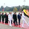 Лидеры отдают дань уважения президенту Хо Ши Мину по случаю Тэт. (Фото: ВИА)