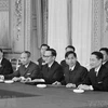 Делегация правительства Демократической Республики Вьетнам во главе с министром Суан Тху приняла участие в «Конференции мира во Вьетнаме» в Париже 13 мая 1968 года. (Фото: ВИА)