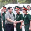Премьер-министр Фам Минь Тьинь пообщался с официальными лицами и офицерами 12-го армейского корпуса, принимающими участие в строительстве объекта. (Фото: ВИА)