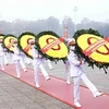 Руководители отдают дань уважения президенту Хо Ши Мину в годовщину основания партии. (Фото: ВИА)