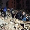 Спасатели ищут пострадавших под обломками обрушившихся зданий после землетрясения в Диярбакыре, юго-восток Турции, 6 февраля 2023 года. (Фото: АFP/ВИА)