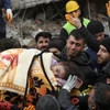 Спасатели выносят девочку из рухнувшего здания после землетрясения в Диярбакыре, Турция. (Фото: Рейтер)
