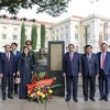 Премьер-министр Фам Минь Тьинь, его супруга и высокопоставленная вьетнамская делегация у памятника президенту Хо Ши Мину в Сингапуре. (Фото: ВИА)