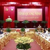 Встреча между премьер-министром Фам Минь Тьинем и официальными лицами провинции Куангнинь 12 февраля. (Фото: ВИА) 