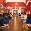 Посол Вьетнама в Великобритании Нгуен Хоанг Лонг (четвертый слева) на встрече с Ассоциацией вьетнамских студентов в Кембриджском университете. (Фото: ВИА) 