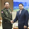 Премьер-министр Фам Минь Тьинь (справа) принимает генерала Теа Баня, заместителя премьер-министра и министра национальной обороны Камбоджи. (Фото: ВИА)