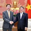 Заместитель председателя НС Нгуен Дык Хай (справа) и депутат Ким Хак Ён, бывший председатель парламентской группы дружбы Корея-Вьетнам. (Фото: quochoi.vn)