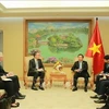 Заместитель премьер-министра Чан Хонг Ха (справа) и генеральный директор GEAPP Саймон Харфорд на встрече. (Фото: ВИА)