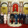 На приеме в честь посла Малайзии Тан Янг Тай исполняющий обязанности президента Сюань соглашается с его предложением активизировать обмен делегациями в этом году. (Фото: ВИА)