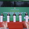 Премьер-министр Фам Минь Тьинь и делегаты нажимают кнопку, дав старт строительству дороги, соединяющей Хоабинь - Ханой и шоссе Шонла на участке Хоабинь - Мокчау. (Фото: ВИА)
