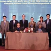 На конференции Ассоциация кешью Вьетнама подписала меморандум о сотрудничестве в области поставок сырья с Ассоциацией кешью Камбоджи. (Фото: ВИА)