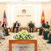 Заместитель министра национальной обороны генерал-полковник Хоанг Суан Чиен принял г-на Марка Э. Кнаппера, посла США во Вьетнаме и членов делегации. (Фото: Чонг Дык/ВИА)