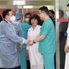 Председатель Национального собрания Выонг Динь Хюэ с врачами и медсестрами отделения хирургической реанимации и трансплантации органов Центрального военного госпиталя № 108. (Фото: Зоан Тан/ВИА)
