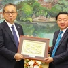 Заместитель премьер-министра Чан Хонг Ха (справа) вручает сувенир подарки Чрезвычайному и Полномочному послу Японии во Вьетнаме Ямаде Такио. (Фото ВИА)