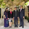 Чрезвычайный и Полномочный Посол Вьетнама в Австралии Нгуен Тат Тхань приветствует губернатора Южной Австралии Фрэнсис Адамсон. (Фото: Тхань Ту, корреспондент ВИА в Сиднее)