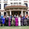 Вице-президент Во Тхи Ань Суан (6-й справа) с женщинами-послами и главами представительств международных организаций во Вьетнаме. (Фото: ВИА)