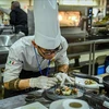 Шеф-повар Доан Тхань Зиен готовит блюдо на Чемпионате мира по кулинарии в Малайзии в 2023 году. (Фото: ВИА)