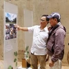Посетители фотовыставки «Вьетнамский кофе - путешествие к созданию мирового культурного наследия». (Фото: ВИА)
