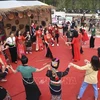 Жители и туристы участвуют в культурных мероприятиях на фестивале. (Фото: ВИА) 