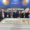 Посол Данг Хоанг Жанг, постоянный представитель Вьетнама при Организации Объединенных Наций (четвертый справа), посещает выставку морепродуктов 2023 в Северной Америке. (Фото: ВИА)