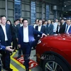 Премьер-министр Фам Минь Тьинь осматривает модели автомобиля, произведенную и собранную компанией Ford Vietnam Co., Ltd. (Фото: Зыонг Жанг/ВИА)