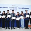Доцент, доктор Чыонг Тхи Нам Тханг (крайняя справа) вручает сертификат команде разработчиков продуктовой платформы iMap. (Фото: dangcongsan.vn)
