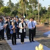 Представители властей провинции Куангнгай преподнесли благовония в память убитых жителей в резне Шонми. (Фото: ВИА)
