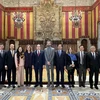 Постоянный заместитель председателя Национального собрания Чан Тхань Ман и делегация сфотографировались с руководством города Барселоны. (Фото: Тху Ха/ВИА)