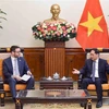 Министр иностранных дел Буй Тхань Шон принял г-на Иэна Фрю, посла Соединенного Королевства Великобритании и Северной Ирландии во Вьетнаме. (Фото: ВИА)