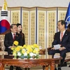 Премьер-министр РК Хан Дак Су (справа) принимает заместителя председателя Национального собрания Нгуен Дык Хая в своем офисе в Сеуле. (Фото: ВИА)
