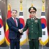Министр обороны Вьетнама Фан Ван Жанг (справа) и министр обороны Южной Кореи Ли Чон Соп (слева) на встрече в Сеуле, Южная Корея, 28 марта 2023 года. (Фото: YONHAP/ВИА)