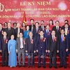 Председатель Национального собрания Выонг Динь Хюэ сфотографировался с делегатами на память. (Фото: Зоан Тан/ВИА)