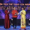 Генеральный директор Вьетнамского информационного агентства Ву Вьет Чанг (слева) вручила премию «Спортивным трофеем года». (Фото: ВИА)