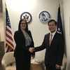 Помощник госсекретаря США Джессика Льюис и заместитель министра Ха Ким Нгок (справа).