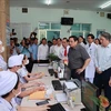 Премьер-министр Фам Минь Тьинь посещает и поддерживает пациентов в больнице Кханьхоа. )Фото: Зыонг Жанг/ВИА)