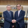 Министр общественной безопасности То Лам (слева) работает с министром внутренних дел и коммуникаций Такеаки Мацумото. (Фото: ВИА)