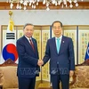 Министр общественной безопасности То Лам (слева) совершил встречу вежливомти с премьер-министром Южной Кореи Хан Дак Су в канцелярии премьер-министра в Сеуле. (Фото: Министество общественной безопасности/опубликовано ВИА)