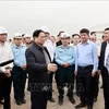 Премьер-министр Фам Минь Тьинь инспектирует ход реализации проекта расширения аэропорта Дьенбьен (Фото: ВИА)