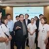Премьер-министр Фам Минь Тьинь навещает пациентов в отделении неотложной помощи больницы провинции Дьенбьен. (Фото: ВИА) 