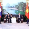 Президент Во Ван Тхыонг (справа) принял председателя Центрального комитета Лаосского фронта национального строительства Синлавонга Хутпхайтхуна. (Фото: Тхонг Нят/ВИА)