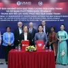 Г-жа Алер Граббс (слева), директор USAID во Вьетнаме, и г-жа Чан Суан Тхао, директор Музея пережитков войны, подписали соглашение о сотрудничестве по выставке усилий по преодолению последствий войны. (Фото: Суан Кху/ВИА)