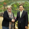 Заместитель премьер-министра Чан Хонг Ха (справа) и госсекретарь Великобритании по вопросам окружающей среды, продовольствия и сельского хозяйства Тереза Коффи на встрече в Ханое 12 апреля (Фото: ВИА)