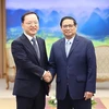 Премьер-министр Фам Минь Тьинь (справа) и Пак Харк Кю, Генеральный финансовый директор компании Samsung Electronics. (Фото: ВИА) 