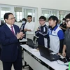 Премьер-министр Фам Минь Тьинь со студентами Ханойского государственного университета, кампус Хоалак. (Фото: ВИА)