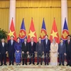 Президент Во Ван Тхыонг, послы стран АСЕАН и участники встречи. (Фото: Тхонг Нят /ВИА)