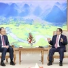 Премьер-министр Фам Минь Тьинь принимает г-на Джима Ён Кима, бывшего президента Всемирного банка (ВБ). (Фото: Зыонг Жанг/ВИА)