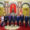 На церемонии вручения верительных грамот присутствовали президент Во Ван Тхыонг (в центре), посол Шри-Ланки Саджива Уманга Мендис и другие делегаты. (Фото: ВИА)