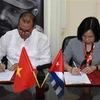 Генеральный директор ВИА Ву Вьет Чанг (справа) и президент Prensa Latina Луис Энрике Гонсалес Акоста подписали новое соглашение о сотрудничестве. (Фото: ВИА)