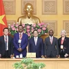 Премьер-министр Фам Минь Тьинь (в центре) и главы делегаций стран приняли участие в 4-й Глобальной конференции по устойчивым продовольственным системам. (Фото: Зыонг Жанг/ВИА)