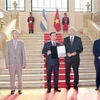 Губернатор провинции Санта-Фе Омар Анхель Перотти вручил председателю Национального собрания Выонг Динь Хуэ звание почетного гостя. (Фото: Зоан Тан/ВИА)